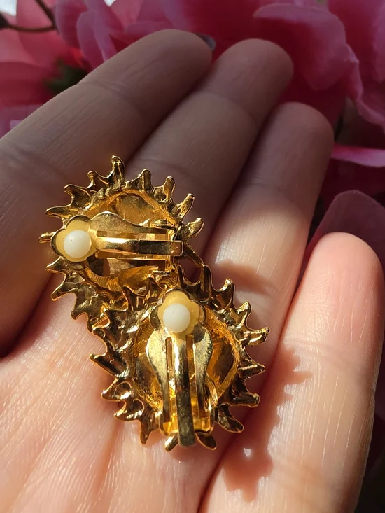 Whimsical 90s Gold Sun Face Pendant Necklace and Clip-ins Earring Set - Picture 8 of 11